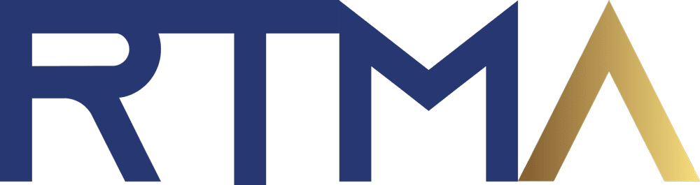 La imagen muestra las letras "RTMA" en una fuente moderna y audaz, con un estilo que recuerda a un kit por defecto. Las letras "RTM" son azul oscuro, mientras que la "A" es dorada con un llamativo efecto degradado.